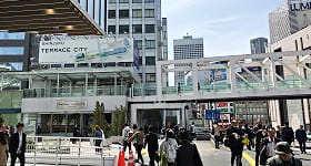 渡りきったところで右に曲がり直進してください。【画像】