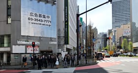 西新宿1丁目の交差点がみえてきますのでそのまま信号をまっすぐ渡ってください。【画像】