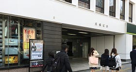 そのまままっすぐ歩くと久保ビルが左手に見えてきます。【画像】