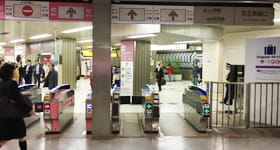 京王線新宿駅の改札を抜けます。【画像】