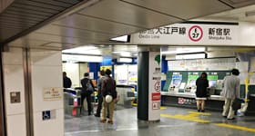 改札を出たら4番出口のある右方向へ。【画像】