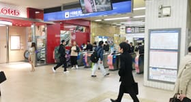 小田急線の南口改札を出たら4番出口のある右方向へ。【画像】