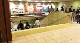 階段がありますのでそのままおりてください。【画像】