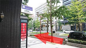 階段を上がると御堂筋に出ますので、左へ進んでください。【画像】