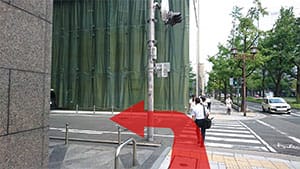 次の横断歩道「南船場3交差点」を左に曲がります。【画像】