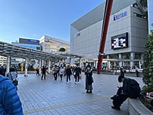 北口デッキへ進みます（伊勢丹の方面です）。【画像】