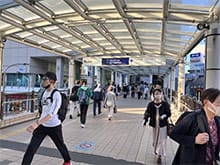 北口デッキをまっすぐ進みます。【画像】