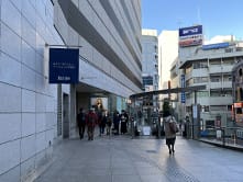 伊勢丹を左手に脇道を進んでいきます。【画像】