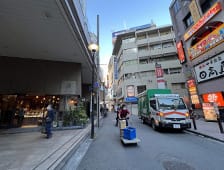 エスカレーターを降りてまっすぐ進みます。【画像】