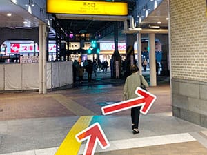 上野駅の不忍口を右方向に進みます。【画像】