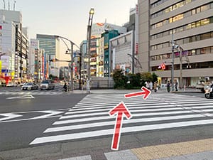 横断歩道を渡り、斜め右へ道なりに進みます。【画像】