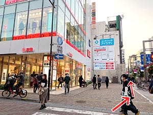 吉池本店ビルを左手に、道なりに交差点まで直進します。【画像】