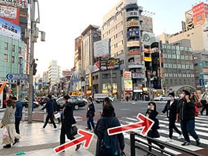 松坂屋の先にある交差点を右側に渡ります。【画像】