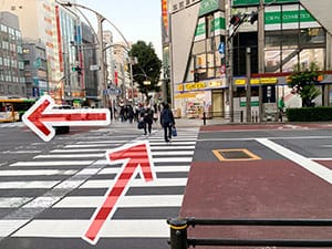 さらに交差点を左方向へ渡ります。【画像】