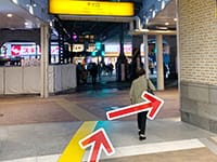 上野駅の不忍口を右方向に進みます。【画像】