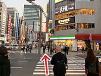 交差点をファミリーマート側に渡り、直進します。【画像】