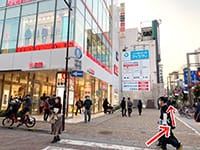 吉池本店ビルを左手に、道なりに交差点まで直進します。【画像】