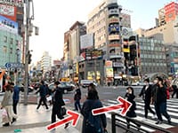 松坂屋の先にある交差点を右側に渡ります。【画像】