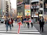 交差点を渡り終えたら右手側へ進みます。【画像】