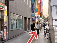 直進すると左手に東洋ビルが見えます。【画像】