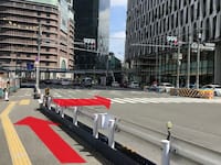 そこから30メートルほど左に進むと横断歩道が見えてきます。この横断歩道を渡ってください。【画像】