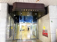 少し進むと右手に「大阪駅前第4ビル」と書かれた自動ドアがありますので、お入りください。【画像】