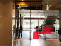 外まで出たら目の前に横断歩道がある大きな通りに出ます。【画像】