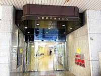 >少し進むと右手に「大阪駅前第4ビル」と書かれた自動ドアがありますので、お入りください。【画像】