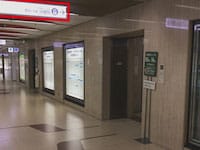 >一つ目の角を左に曲がるとエレベーターホールが見えてくるので、「中層階用エレベーター」で6階まで上がってください。【画像】