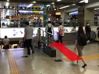 真っすぐ進み、前方に見えてくるエスカレーターを降ります。【画像】