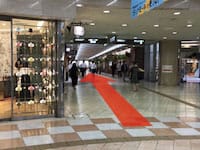 「ジェラートショップ」の右隣の通路を進んでください。【画像】