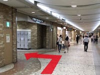 しばらく進むと「大阪駅前第4ビル」の看板が見えてきます。ここを左に曲がります。【画像】