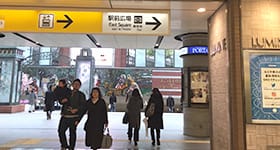 LUMINE(ルミネ)を過ぎると『駅前広場』と案内表示が出ておりますので、こちらを右方向にお進みください。【画像】