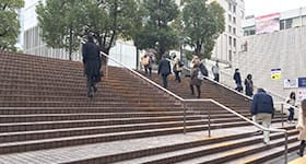 左に階段がございますので、こちらをあがります。【画像】