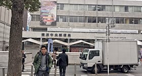 階段を登ると右方向に『横浜中央郵便局』がございます。【画像】