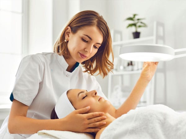 ニキビ跡の治療は皮膚科に相談【画像】