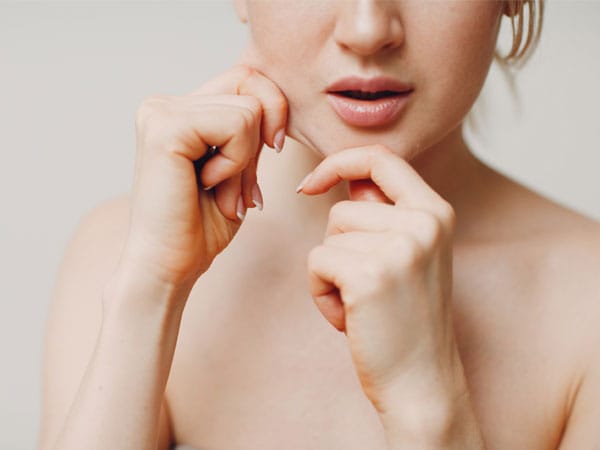 顔のたるみが気になってきた人【画像】