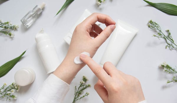 肌に負担がかかりにくい化粧品を使う【画像】