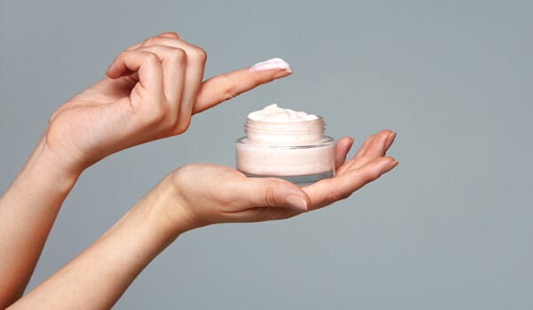 クリームや美白化粧品によるセルフケア【画像】