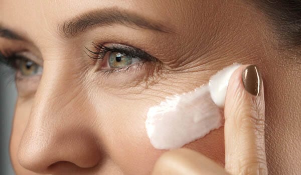 スキンケアでのシワ改善（有効成分が配合された医薬部外品の使用）【画像】