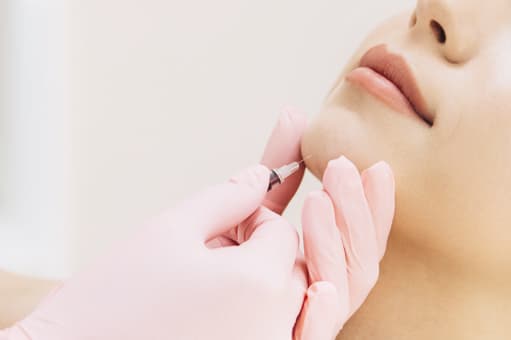 ヒアルロン酸を入れていきます