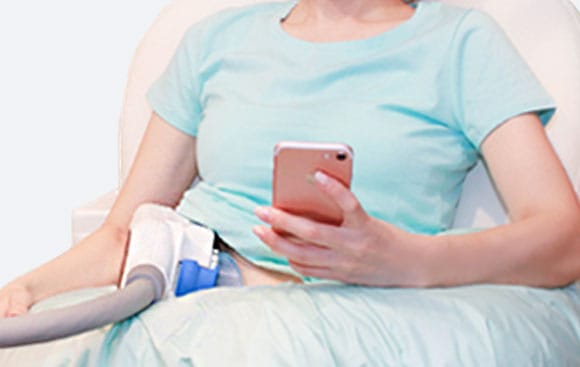 施術はスマホや雑誌を見ながら受けることができます【画像】