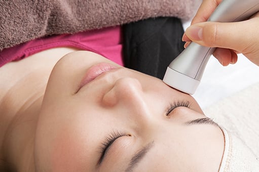 専用機器で美容液を導入